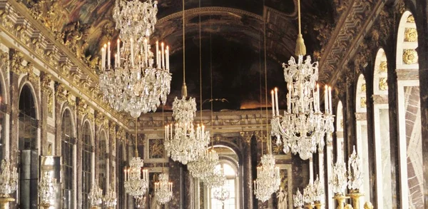 きらめく光で非日常を演出するシャンデリアの美の記事画像