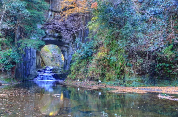 神秘的な美しさ！一度は探検してみたい日本の鍾乳洞・洞窟の記事画像