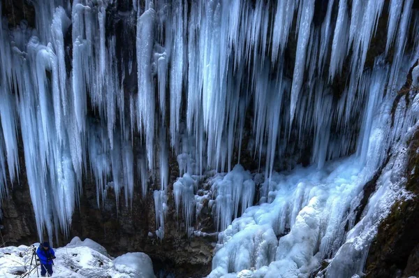 見る者を圧倒する！氷柱の絶景の記事画像