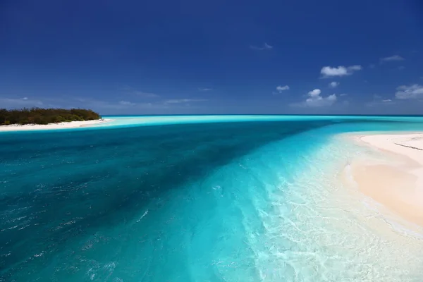 もう青い海と青い空のことだけ考えていたい。夢のようなビーチリゾート絶景の記事画像