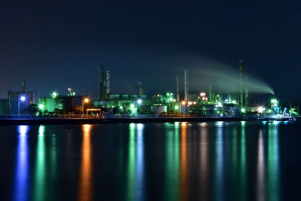 美しすぎる！闇夜に佇む重厚な姿が幻想的な工場夜景の記事画像