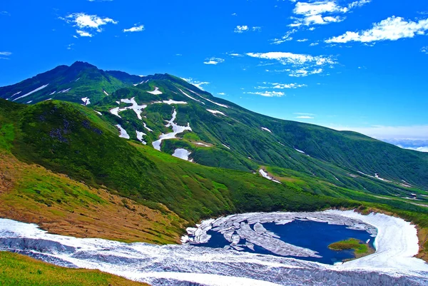 色彩鮮やかな空と大地が絵画のように美しい風景の記事画像