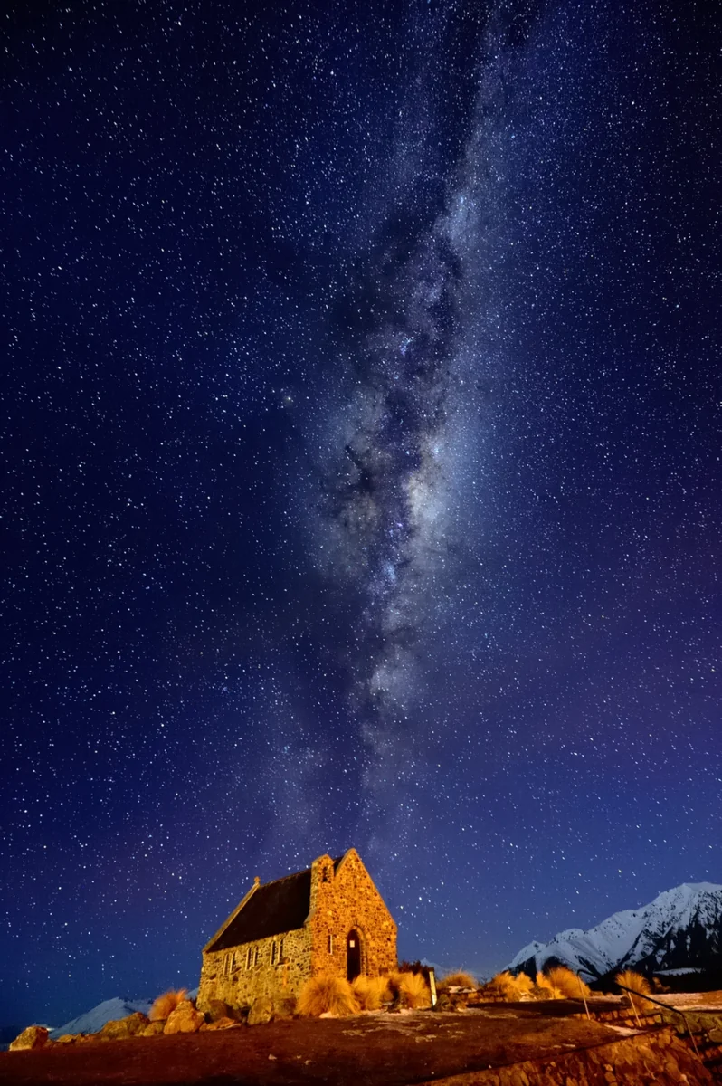 投稿写真：天へ続く道～善き羊飼いの教会と天の川～