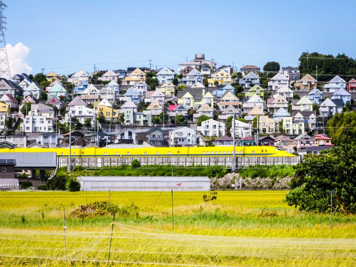 投稿写真：日向岡住宅とドクターイエロー