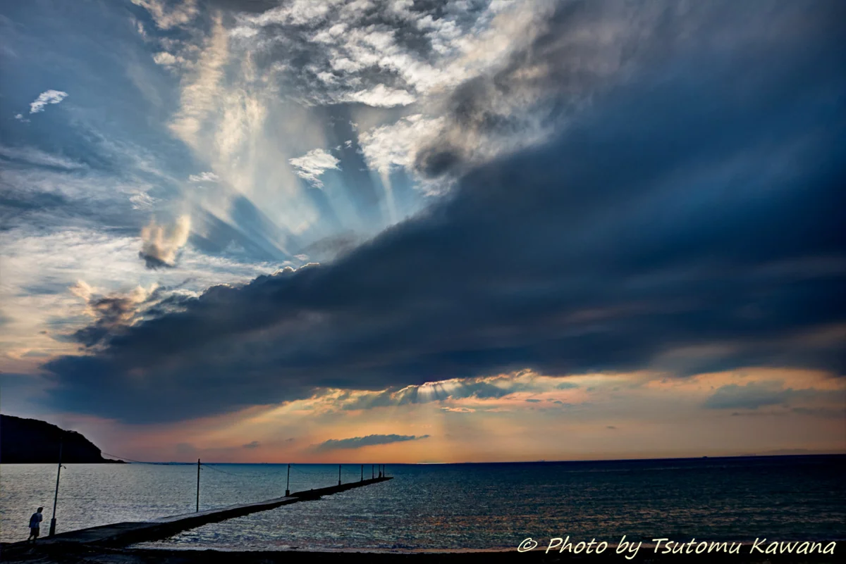 投稿写真：雨雲の端っこ、南房総の桟橋に掛かる。