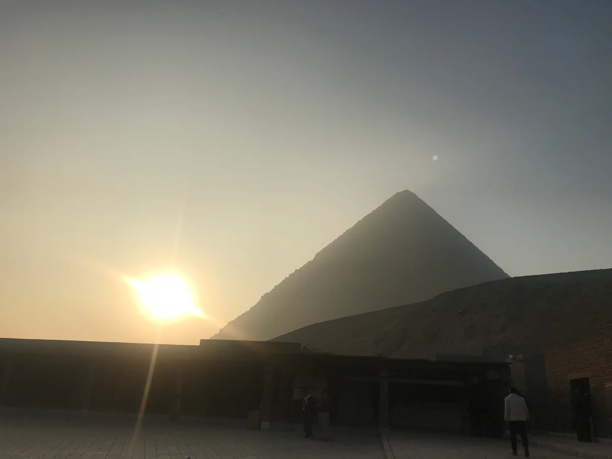 投稿写真：クフ王のピラミッドと朝日