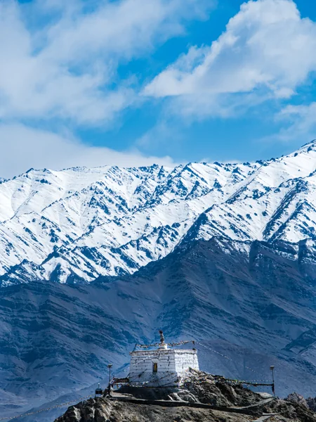 投稿：レー市内の丘の上に建つストゥーパー