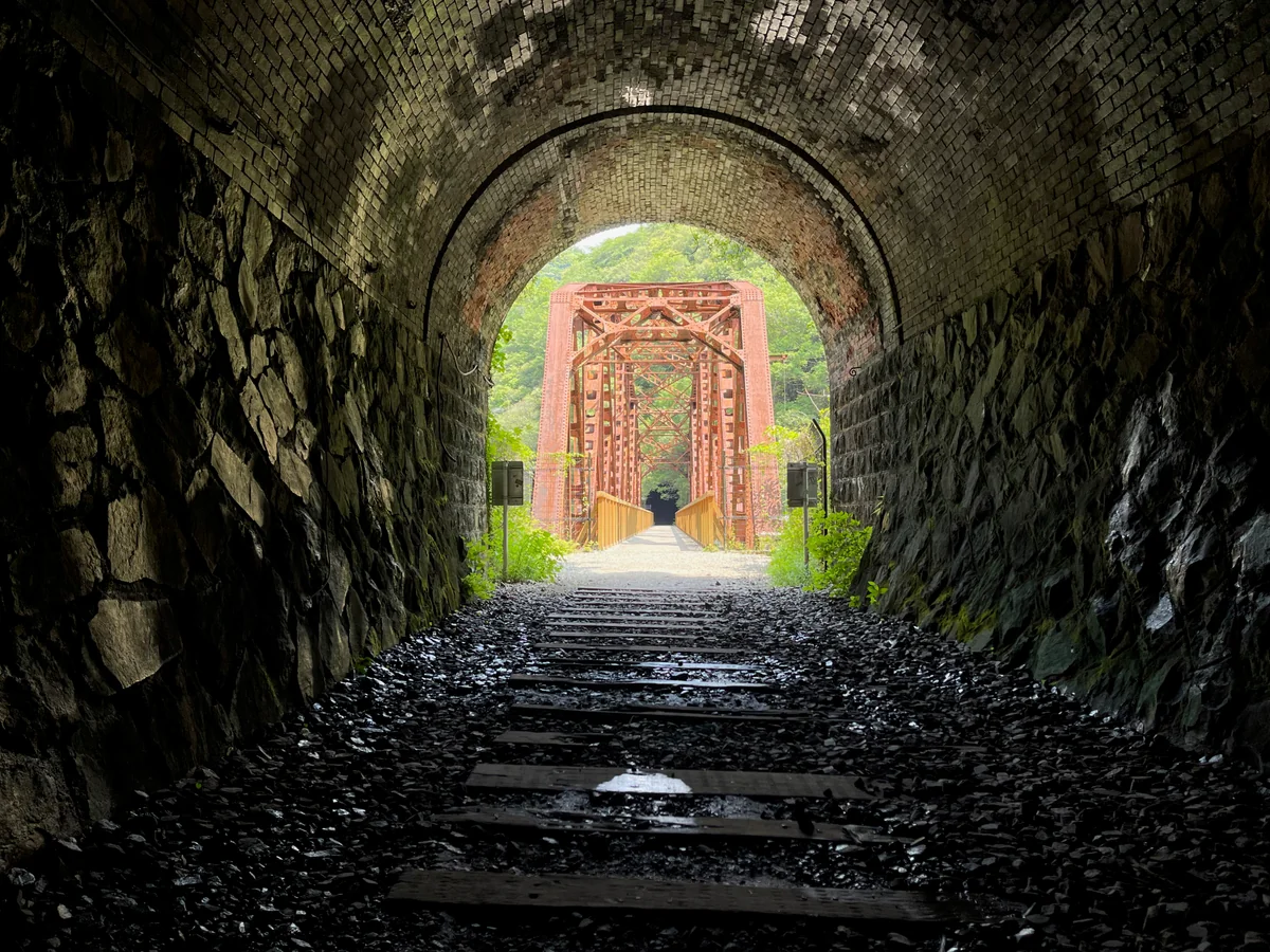 投稿写真：福知山廃線跡 トンネルの向こうの赤い鉄橋