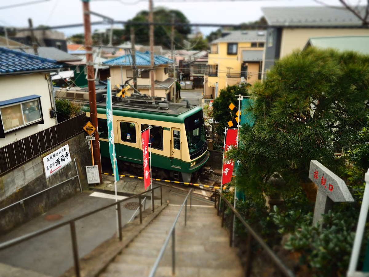 投稿写真：路地裏を走る江ノ電