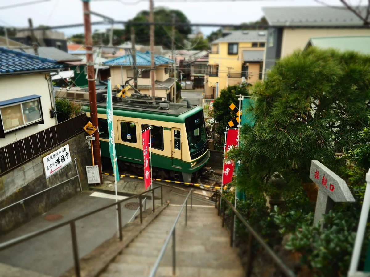 投稿写真：路地裏を走る江ノ電