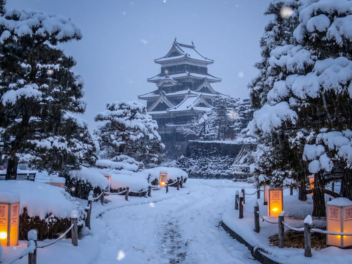 投稿写真：雪の松本城と灯籠