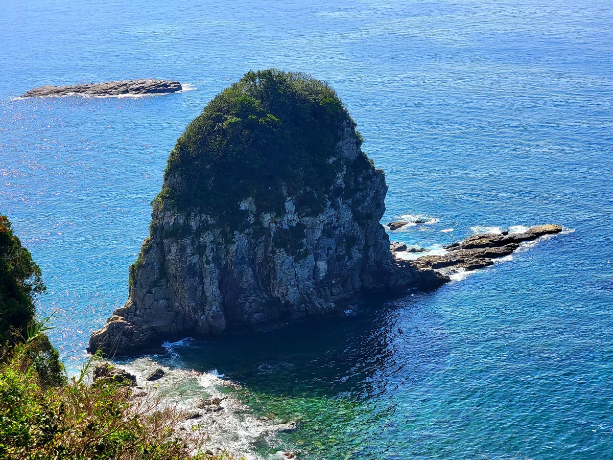投稿写真：岩のような島のような