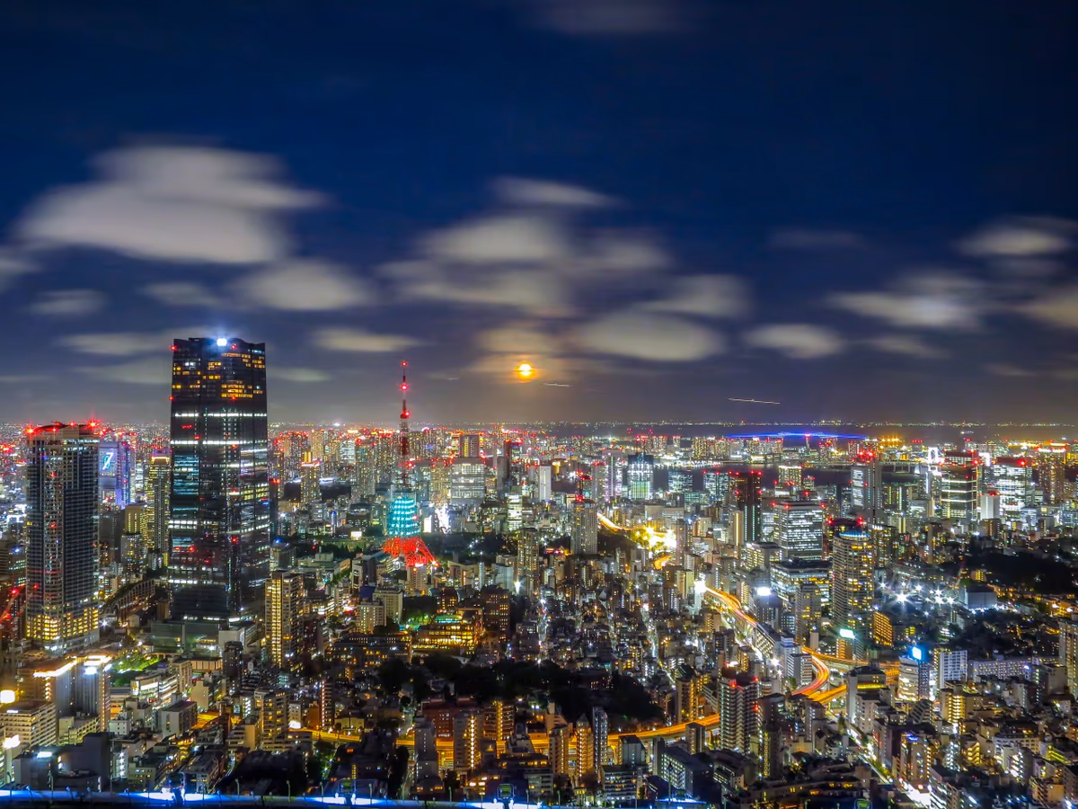 投稿写真：スーパーブルームーンと東京タワーと首都高の光跡