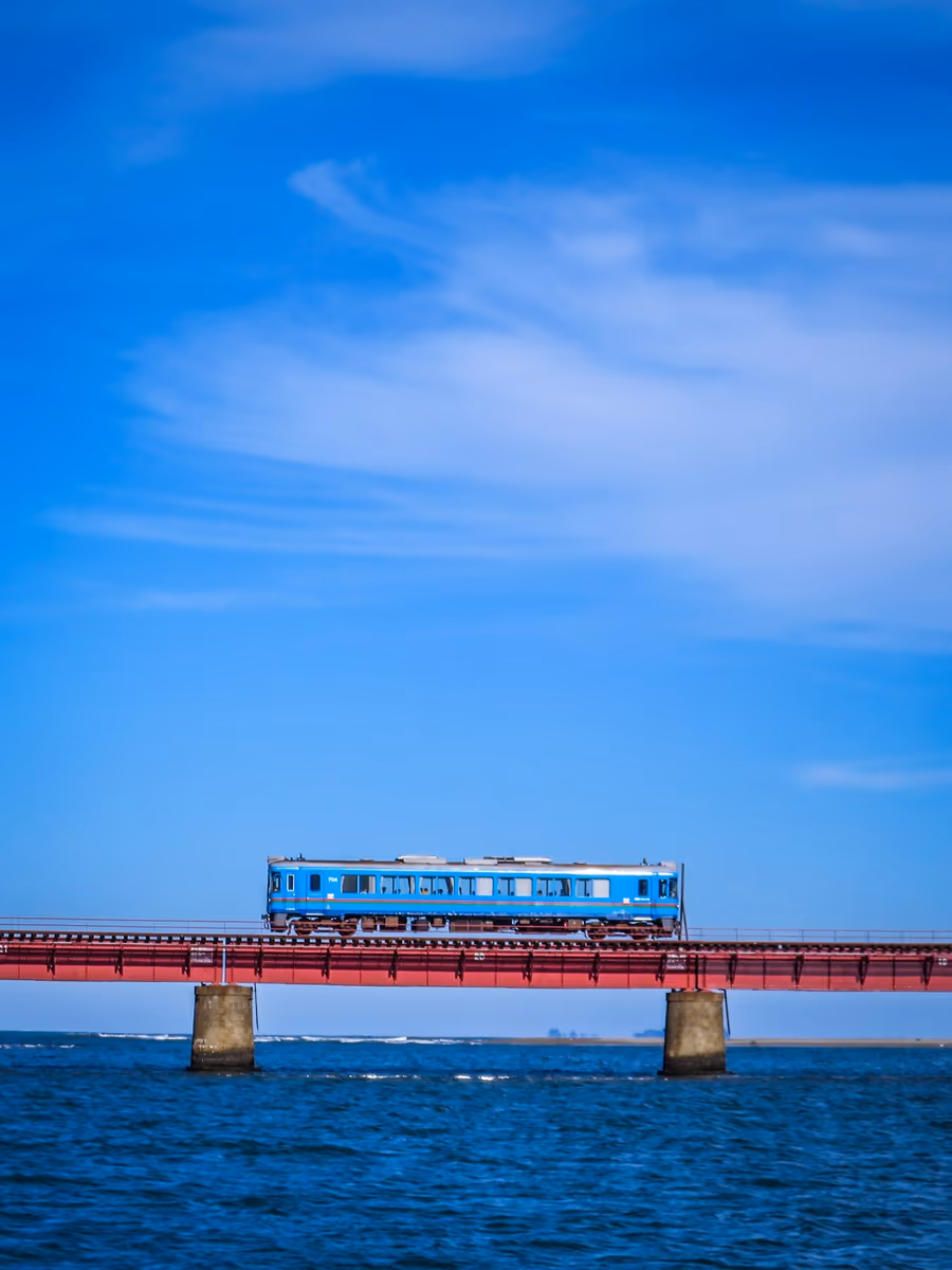 投稿写真：赤い鉄橋を渡る青い列車