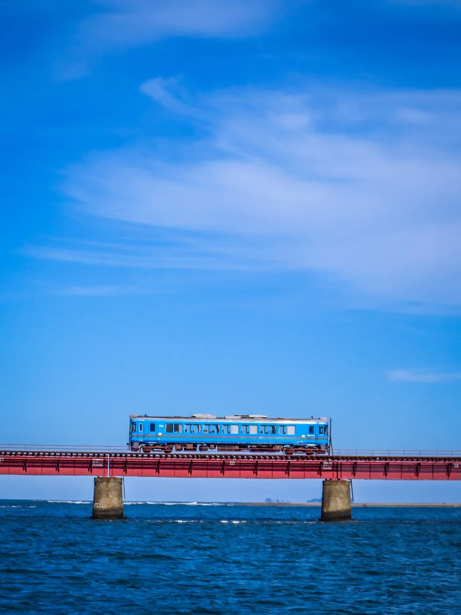 投稿写真：赤い鉄橋を渡る青い列車