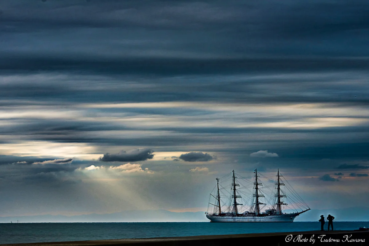 投稿写真：房総館山湾にて、日本丸に天より、希望の光が注ぎ降りる。