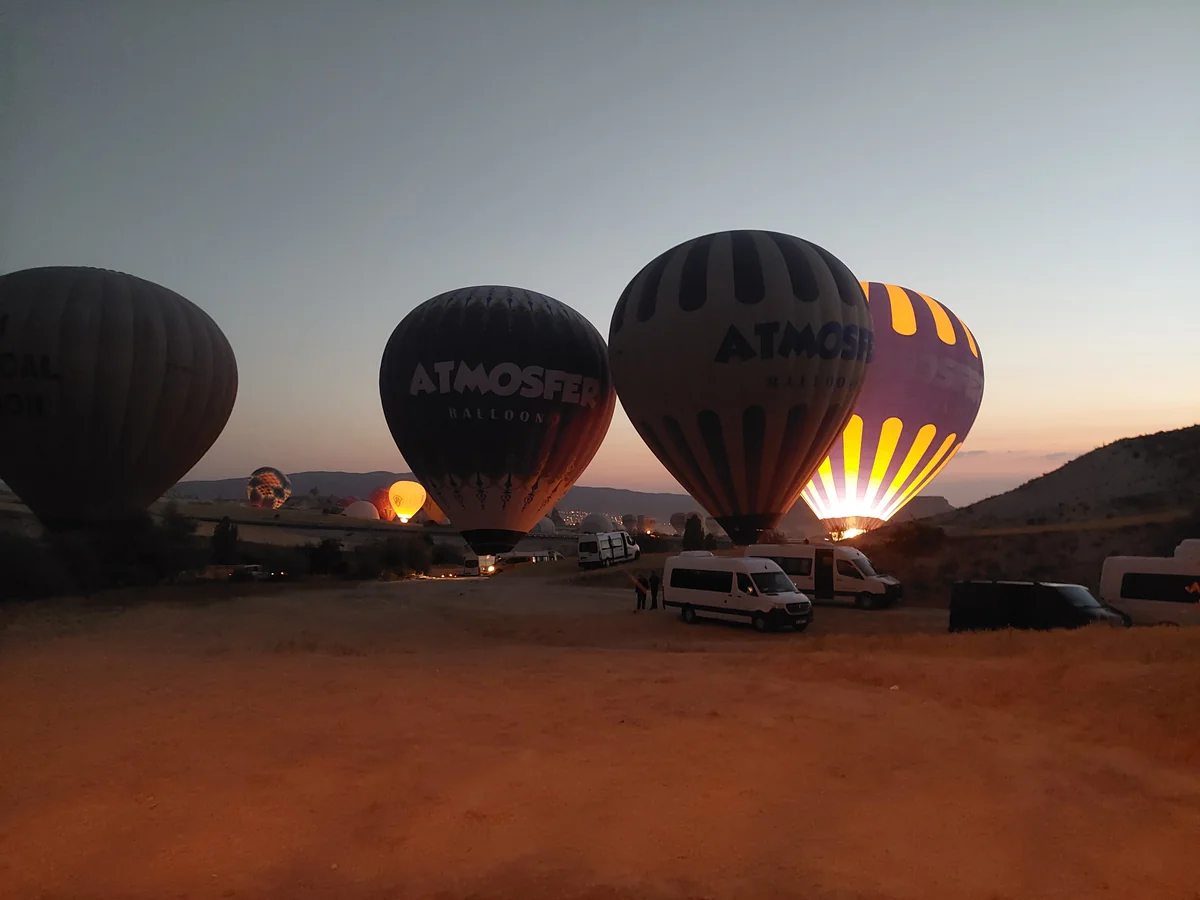 投稿写真：夜明前のフライト準備