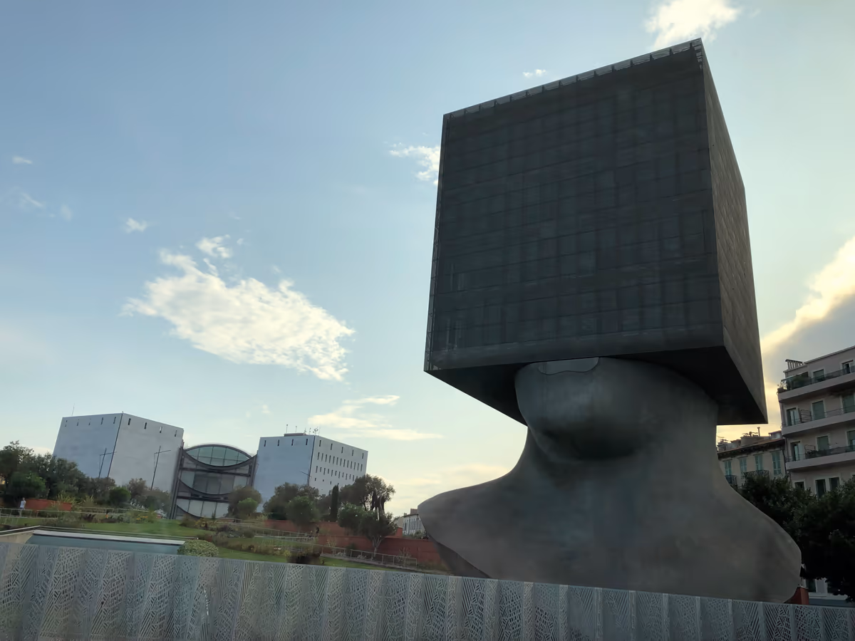 投稿写真：四角い頭とニース近代現代美術館
