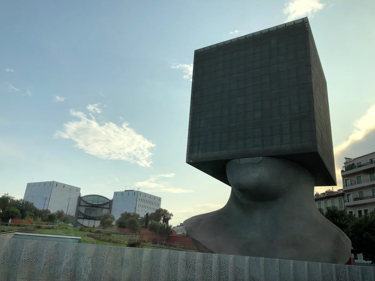 投稿写真：四角い頭とニース近代現代美術館