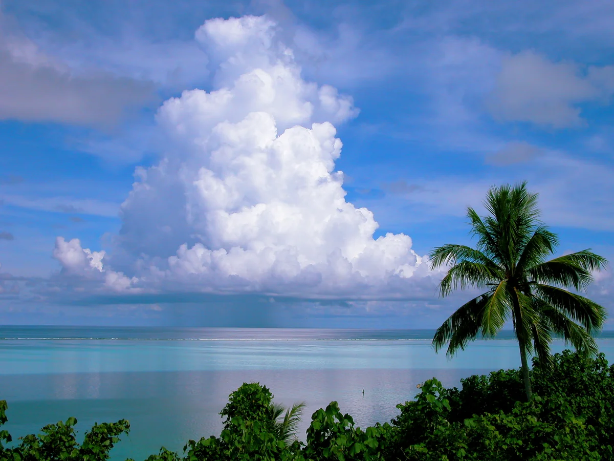 投稿写真：タヒチ　フアヒネ島からのスコール雲