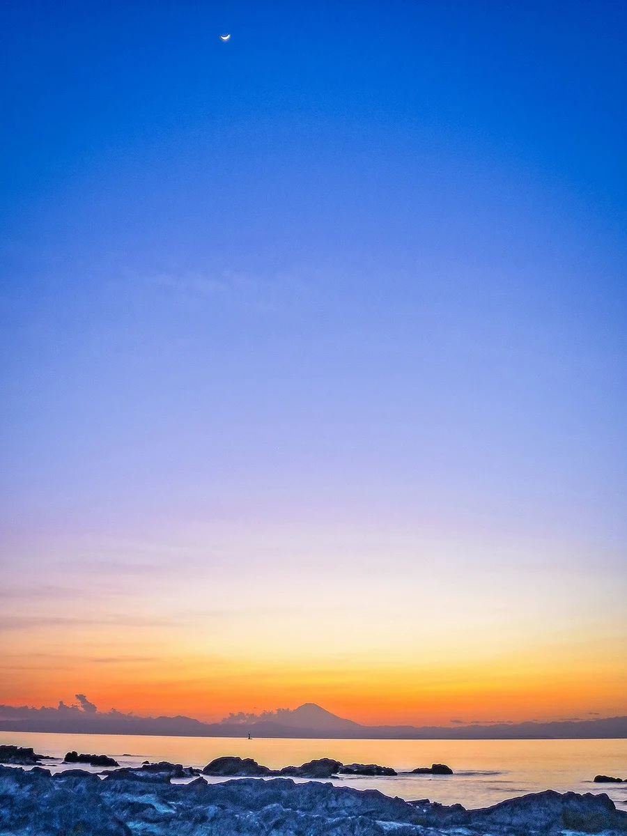 投稿写真：夕焼けグラデーションと夕富士と五日月