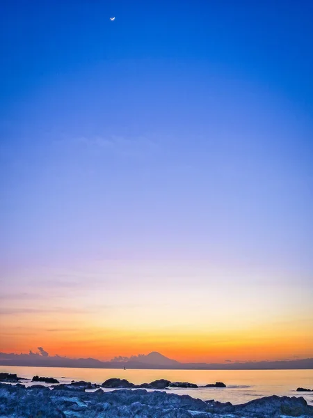 投稿：夕焼けグラデーションと夕富士と五日月
