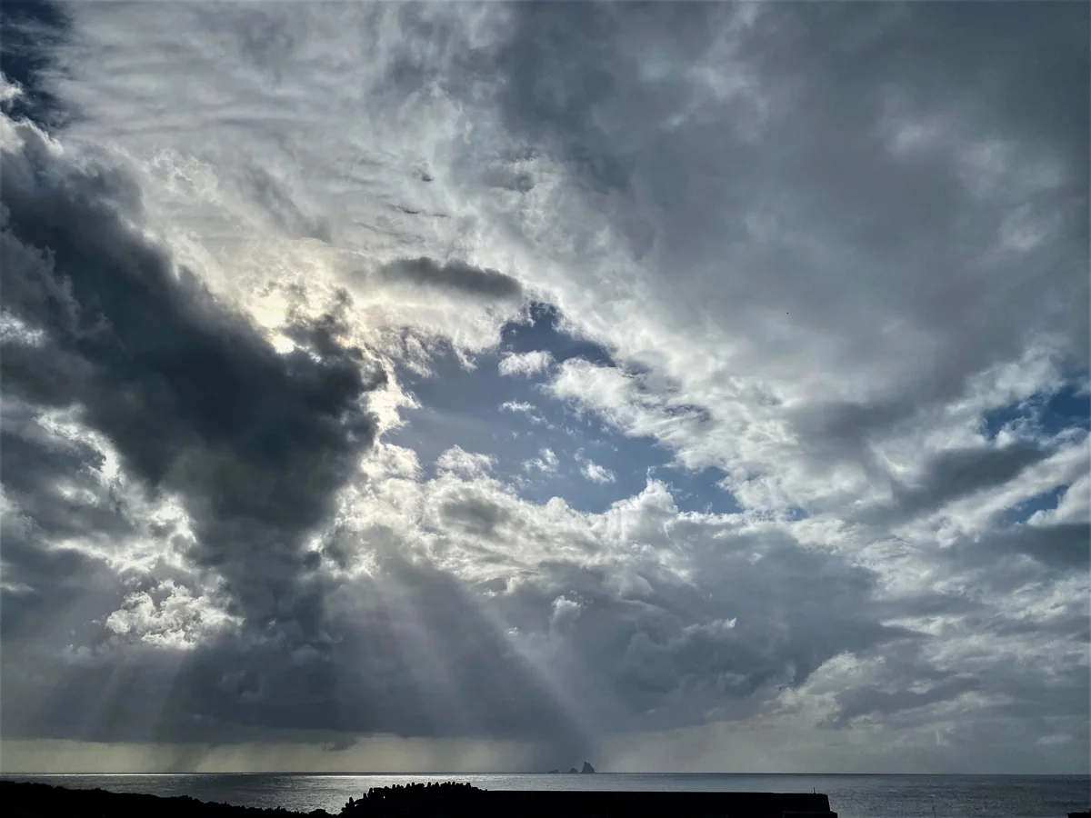 投稿写真：風が変わる前の空