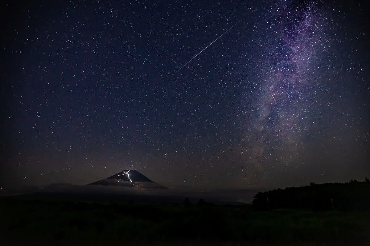 投稿写真：ペルセウス座流星群と富士