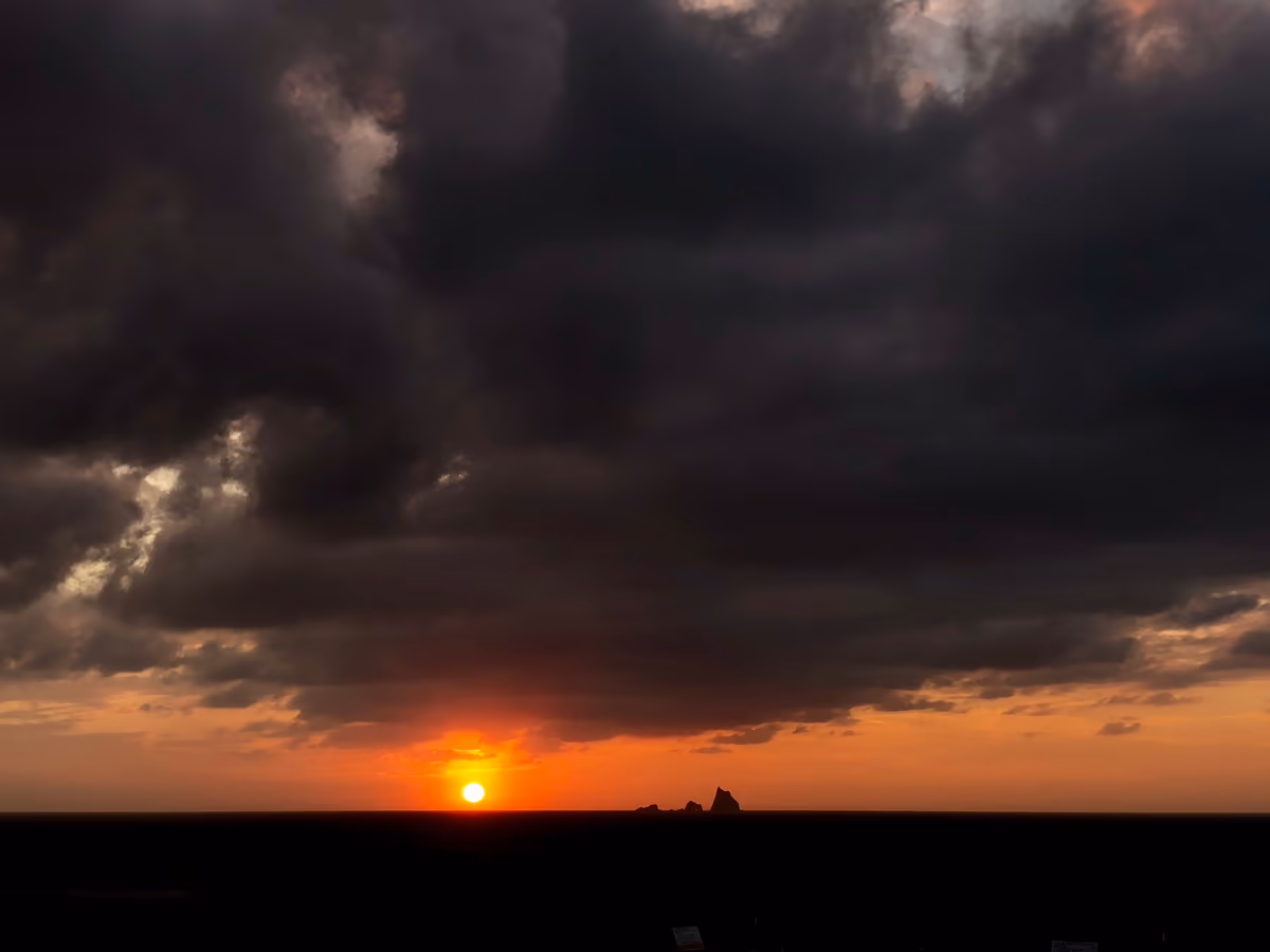 投稿写真：ダークな雲の下の太陽