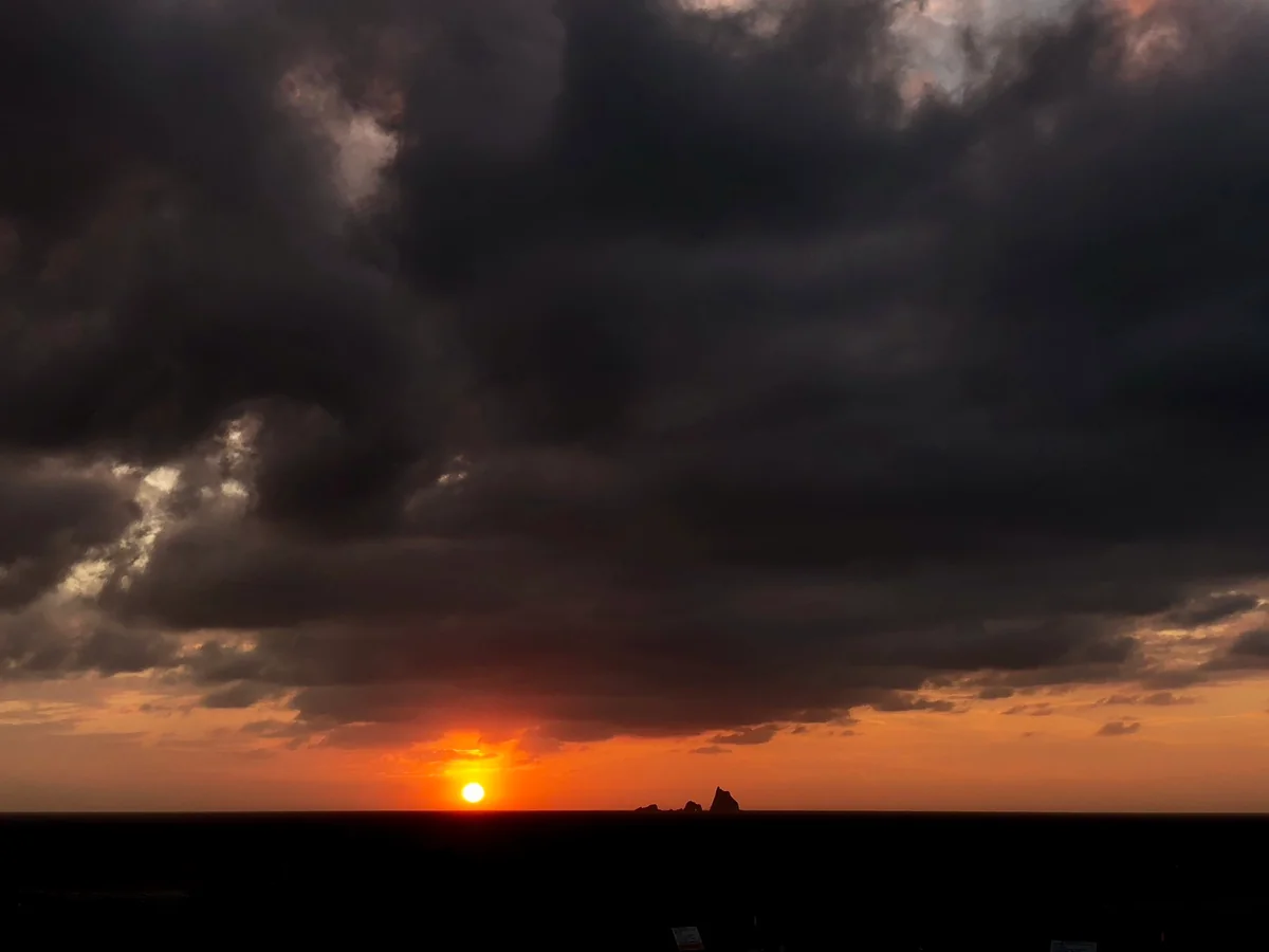 投稿写真：ダークな雲の下の太陽