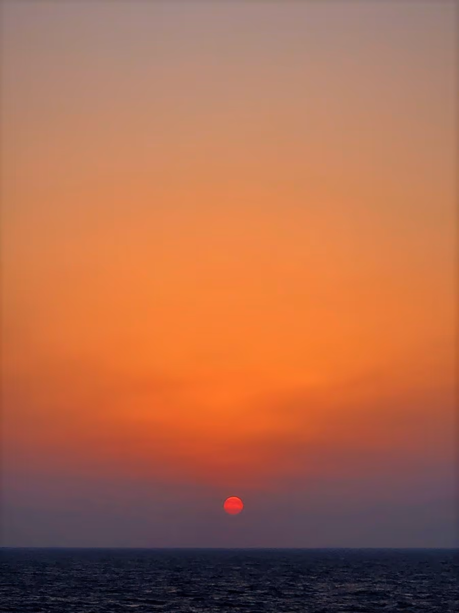 投稿写真：水平線に沈む夕陽
