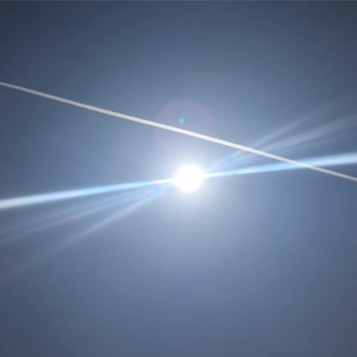投稿写真：光の帯と飛行機雲