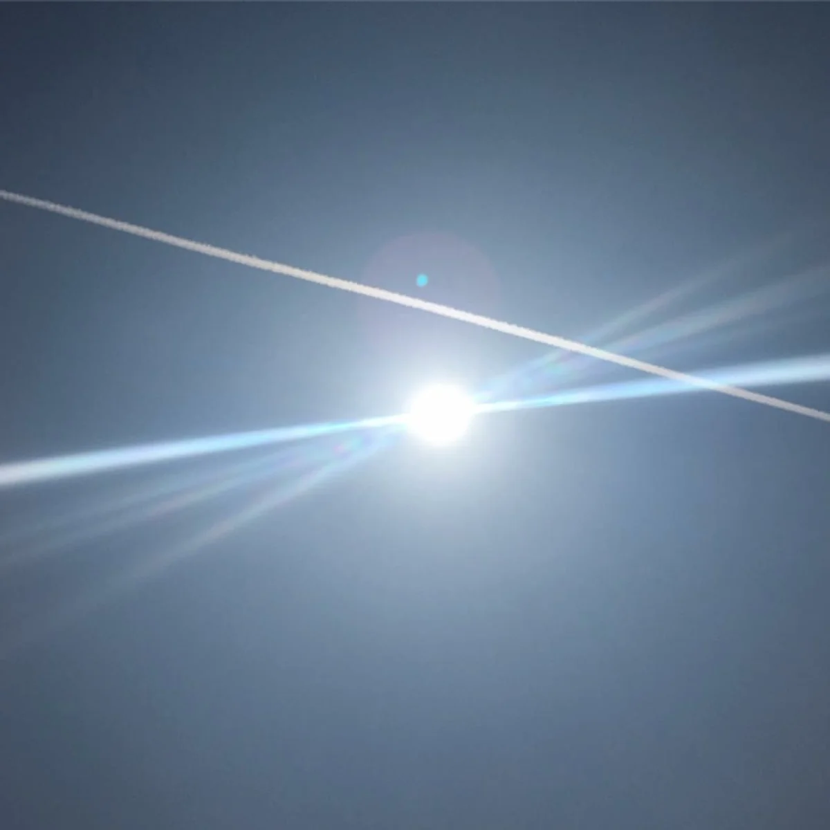 投稿写真：光の帯と飛行機雲