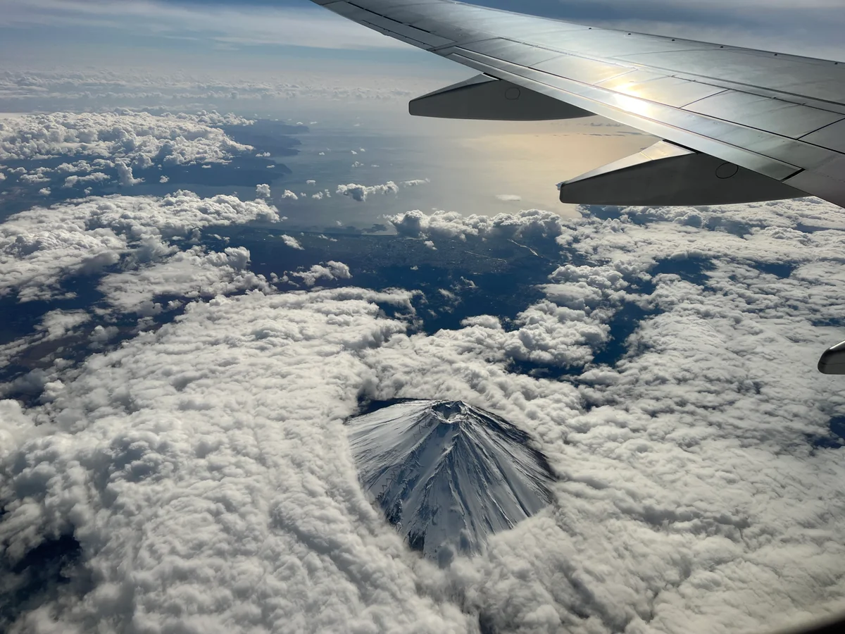 投稿写真：「あたまを雲の上に出し」の『上』