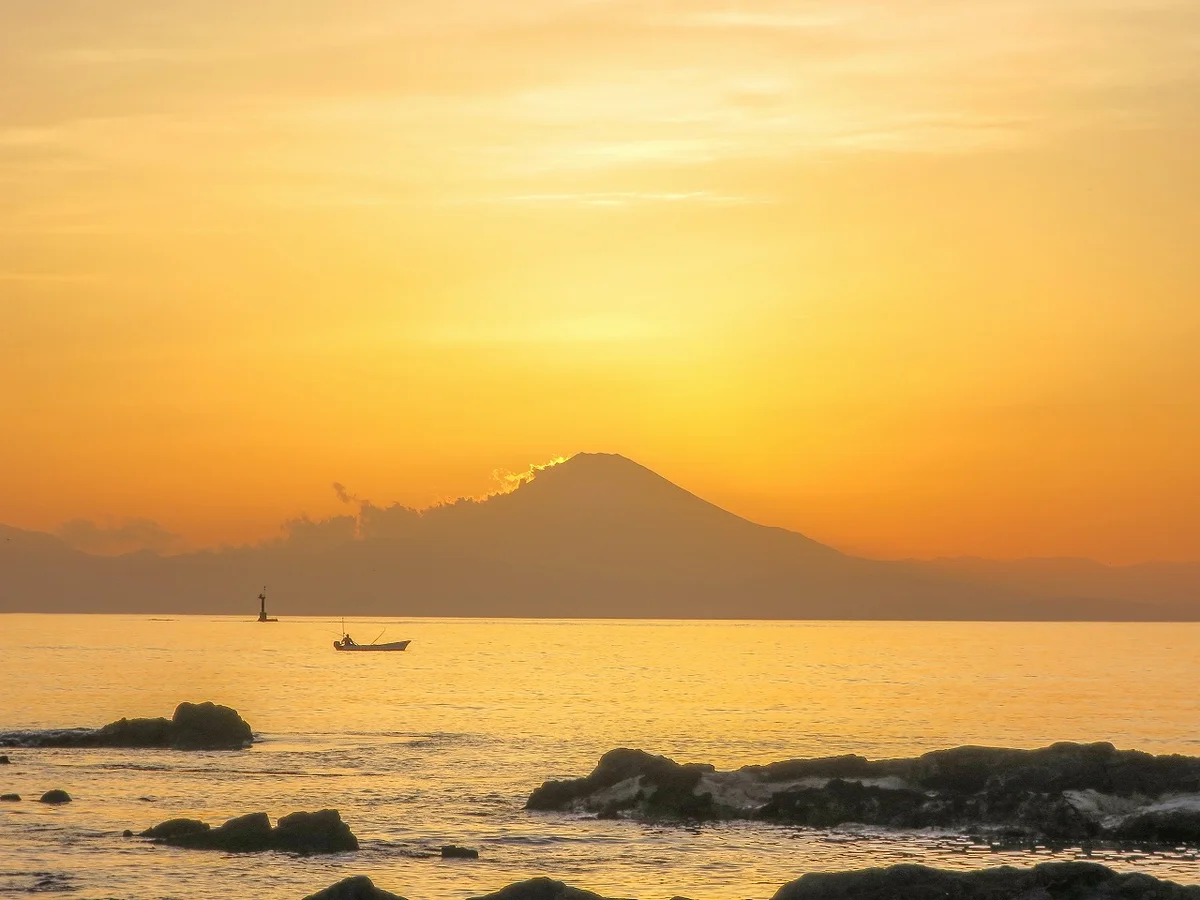 投稿写真：夕富士と漁船
