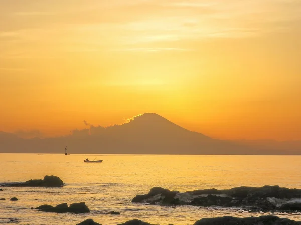 投稿：夕富士と漁船