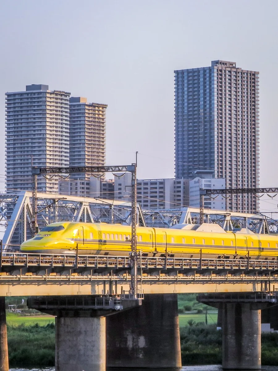 投稿写真：タワマンとドクターイエロー