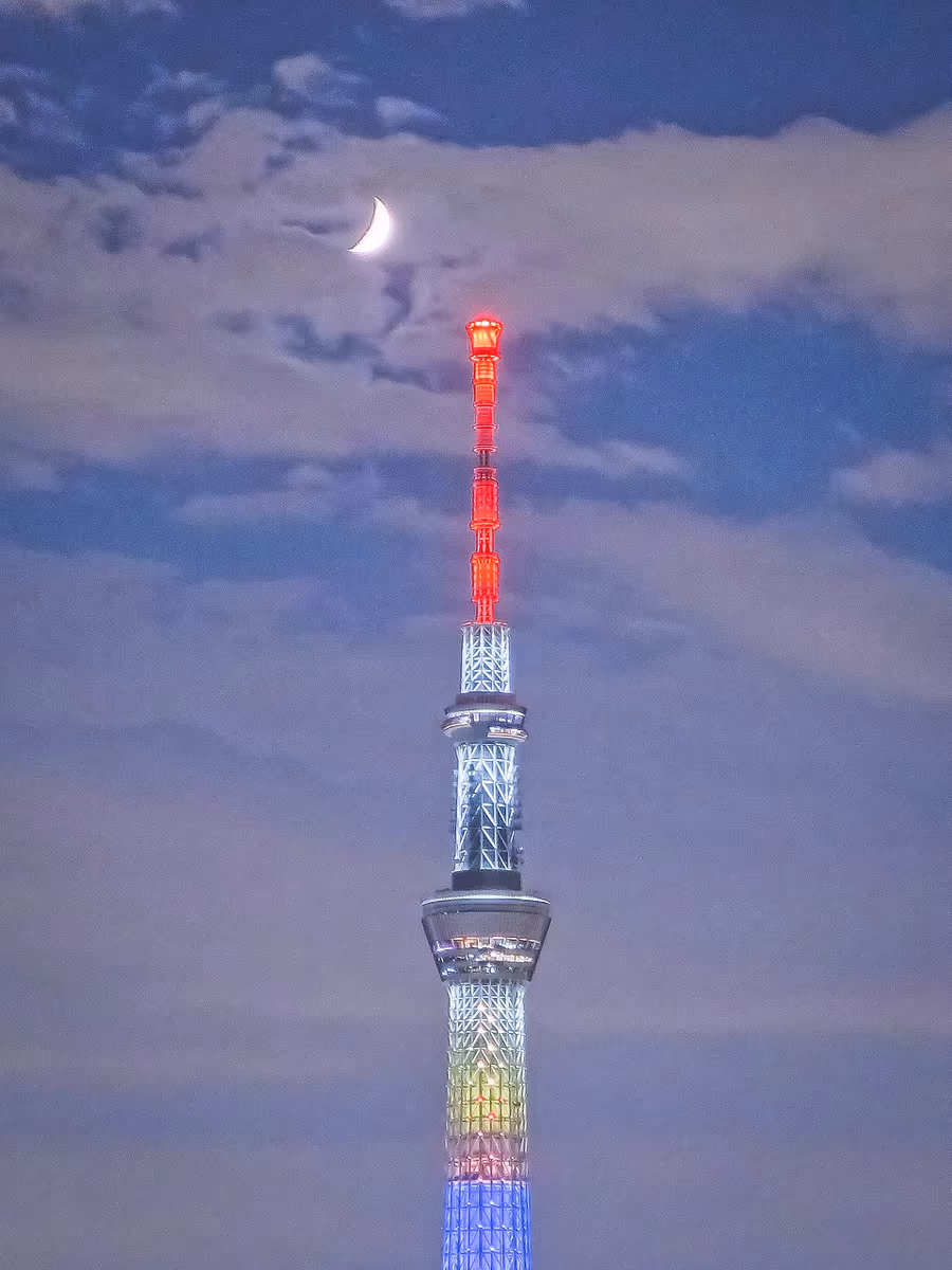 投稿写真：雲越しの六日月パールスカイツリー