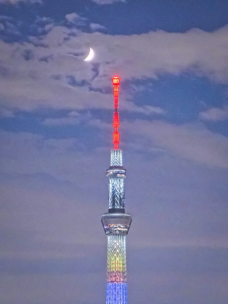 投稿写真：雲越しの六日月パールスカイツリー