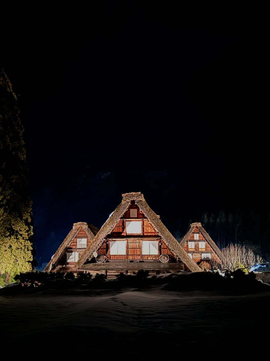 投稿写真：世界文化遺産 白川郷 〜 三つ子の合掌造りのライトアップ