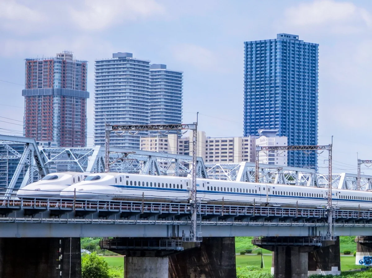 投稿写真：白い新幹線のすれ違い