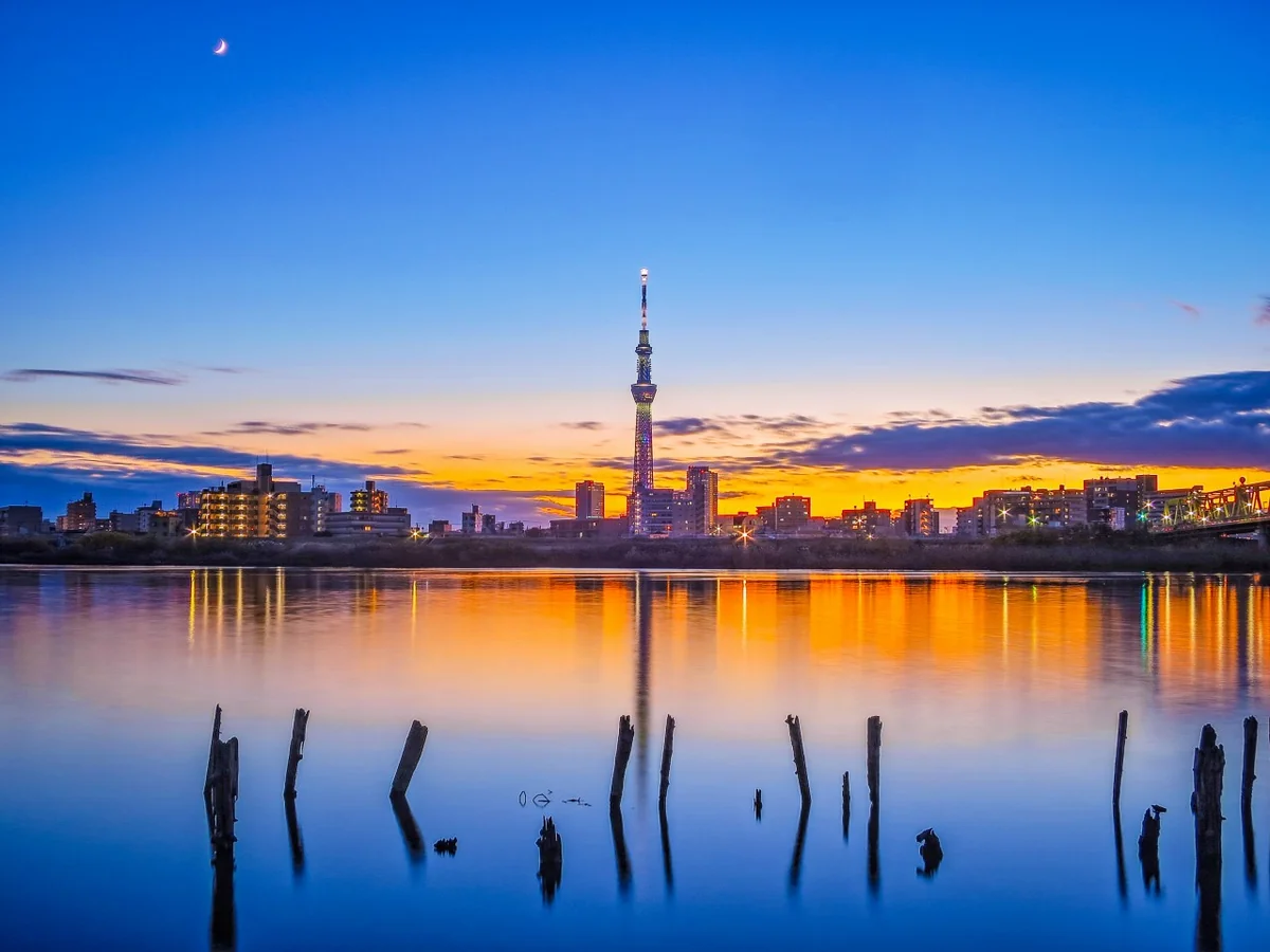投稿写真：夕焼けとスカイツリーのリフレクション