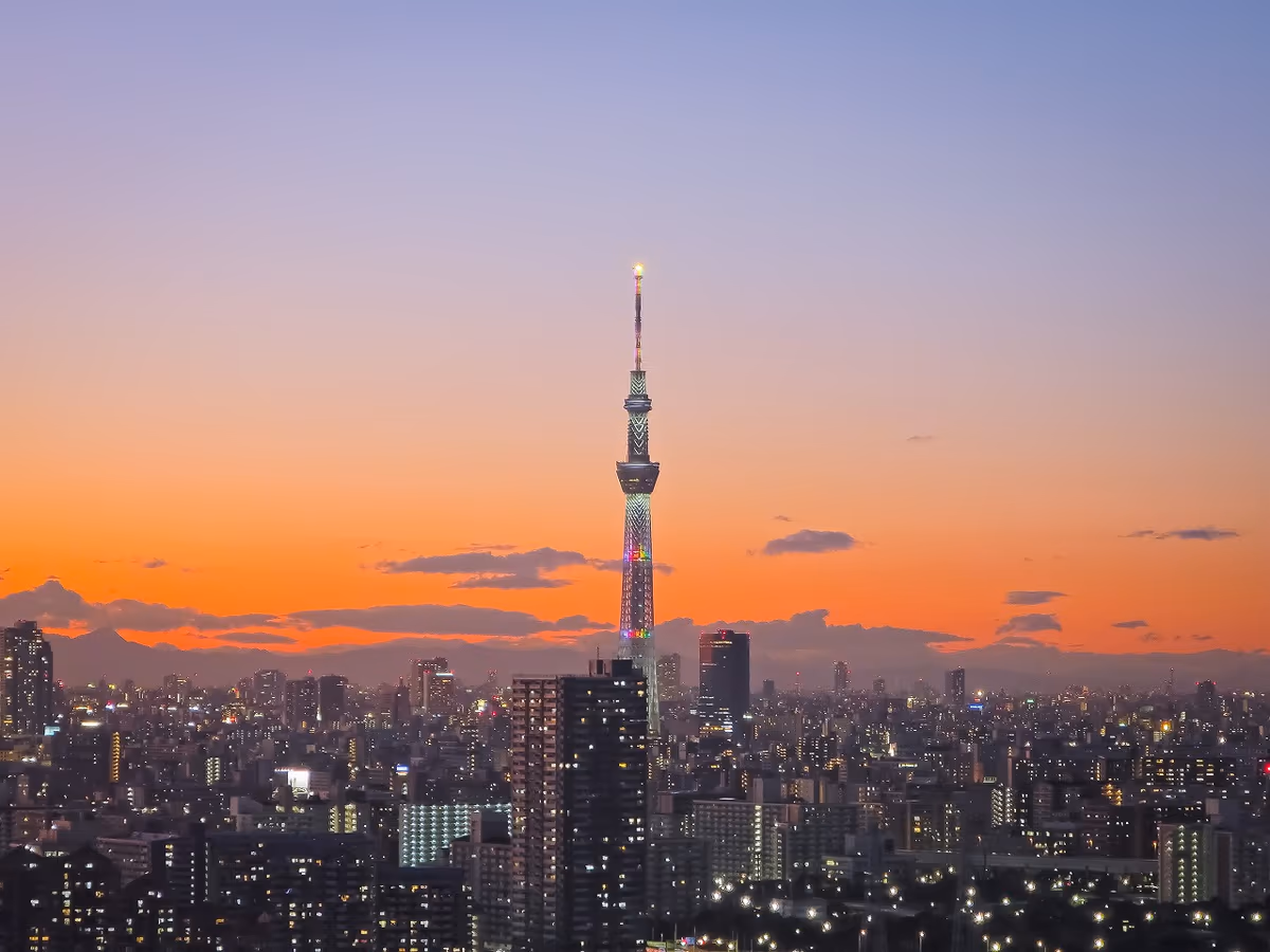 投稿写真：マジックアワーの虹色のスカイツリー