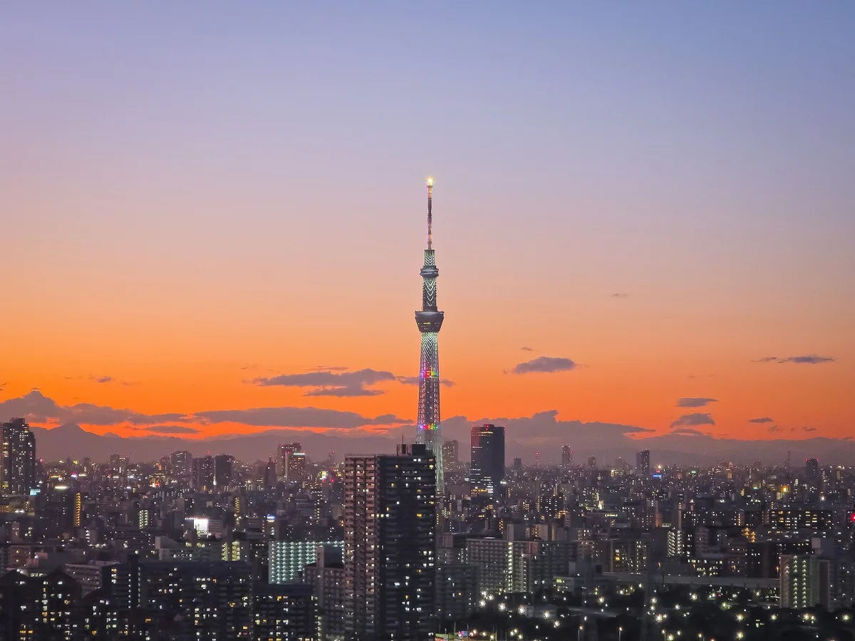 投稿写真：マジックアワーの虹色のスカイツリー