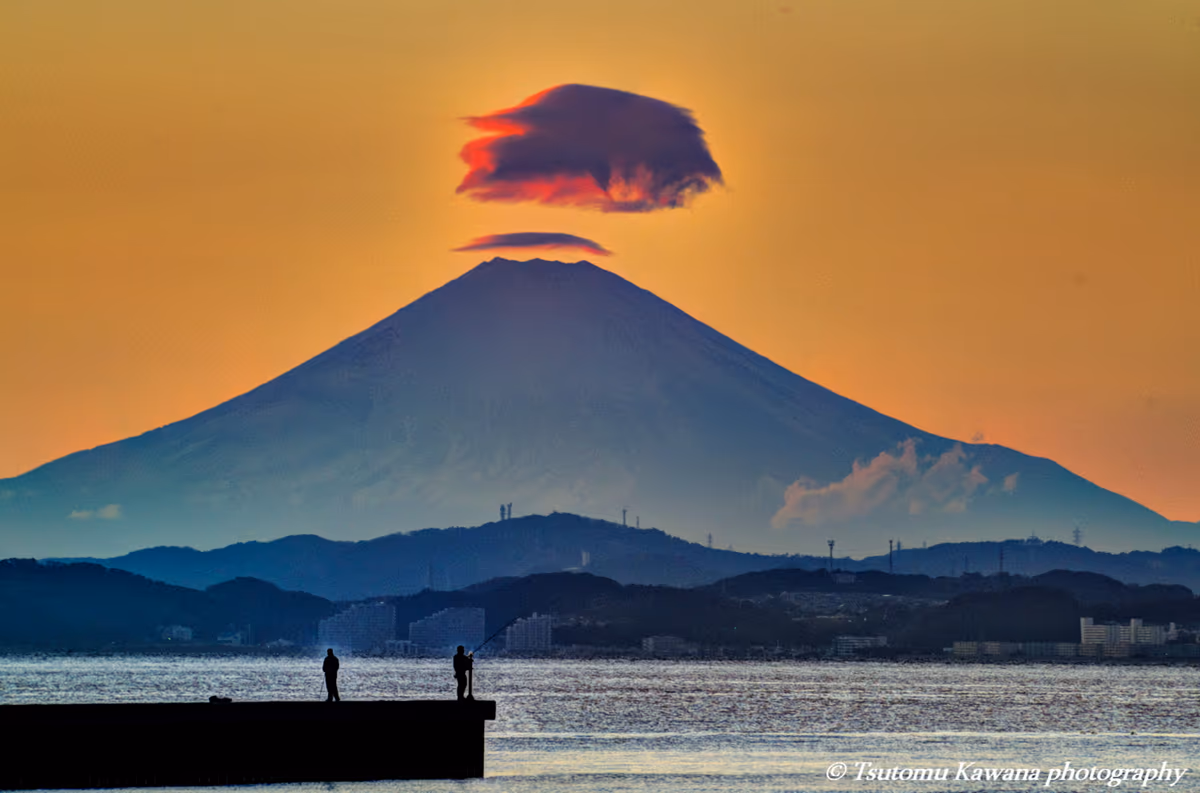 投稿写真：浮かぶ夕雲、被る傘雲に富士山も雪化粧なり♬