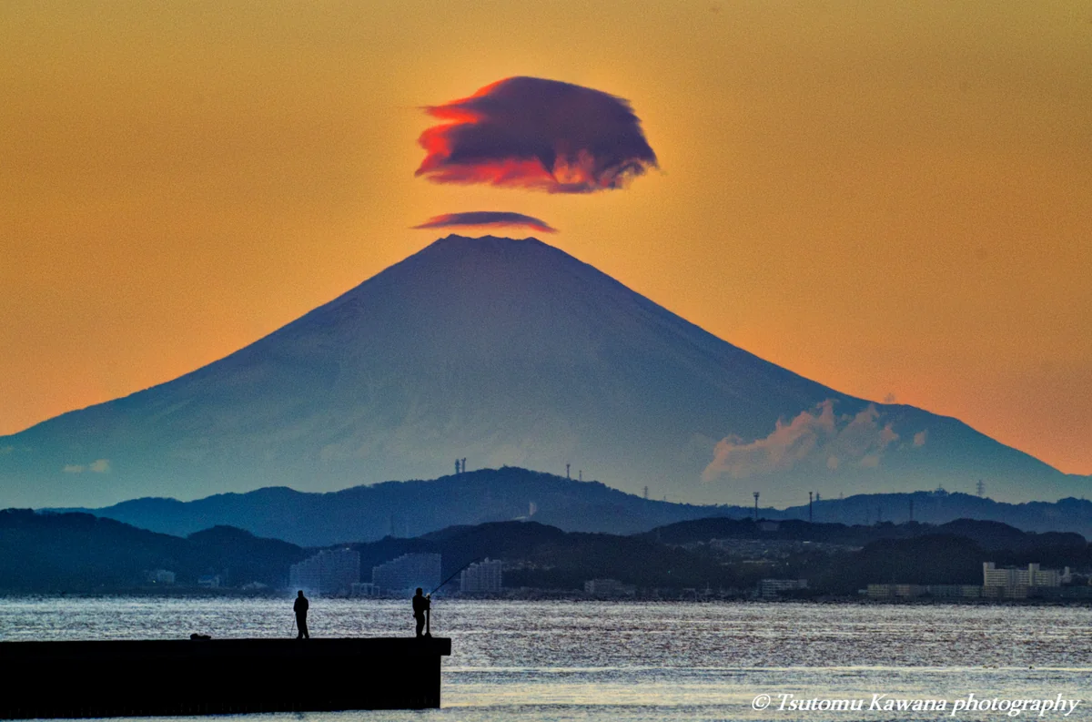 投稿写真：浮かぶ夕雲、被る傘雲に富士山も雪化粧なり♬