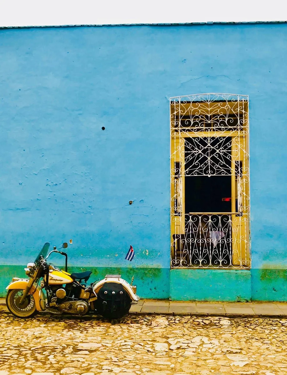 投稿写真：キューバ国旗とバイク