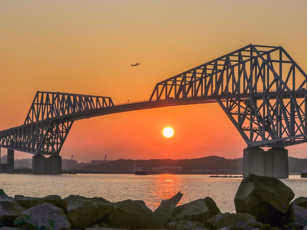 投稿写真：ゲートブリッジと夕日と離陸機