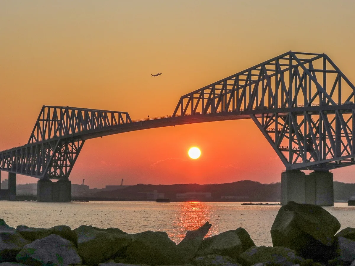 投稿写真：ゲートブリッジと夕日と離陸機