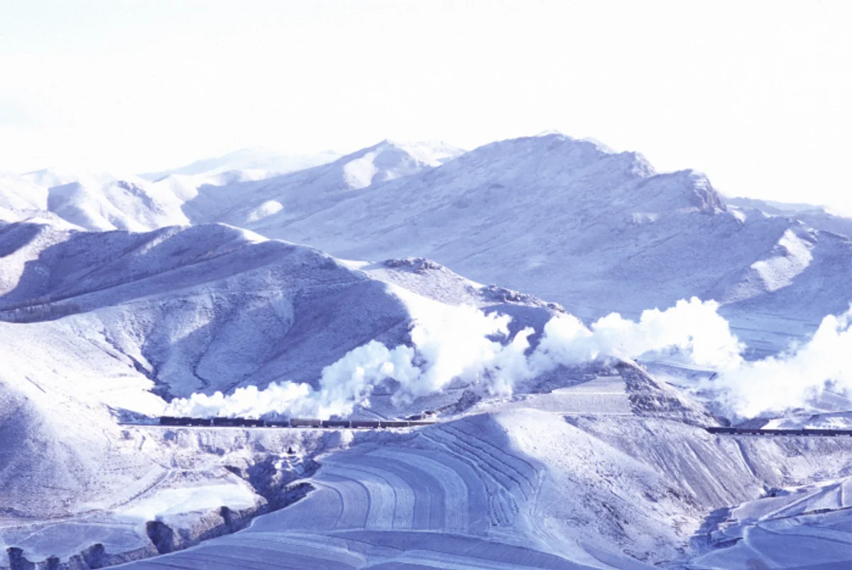 投稿写真：中国内モンゴル自治区　経棚峠を走る前進型SL